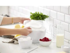 Rosti Margrethe Rührschüssel M. Splash-Deckel -Geschäft Für Küchenbedarf 13595 env 1 high scaled